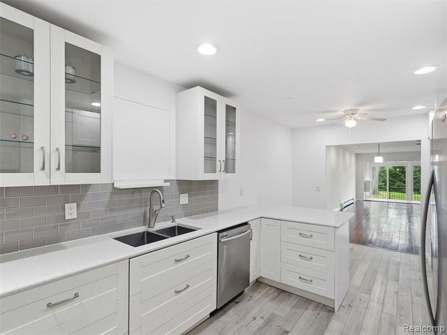 1735 Tiverton Road 10, Bloomfield Hills, MI 48304