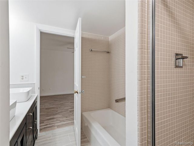 1735 Tiverton Road 10, Bloomfield Hills, MI 48304
