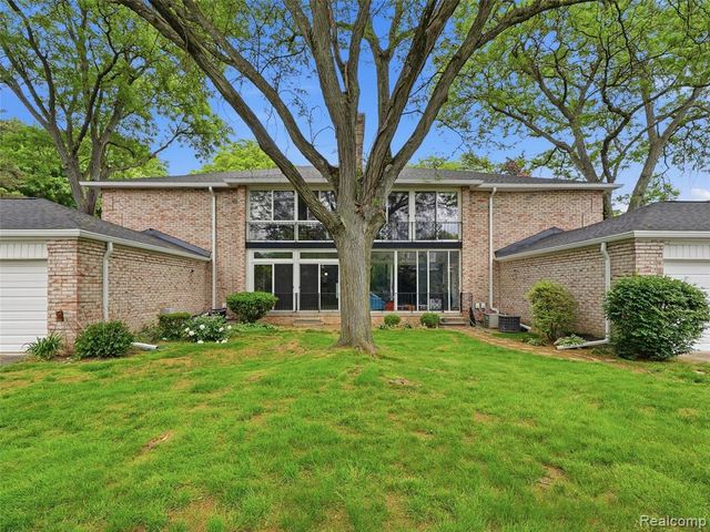 1735 Tiverton Road 10, Bloomfield Hills, MI 48304