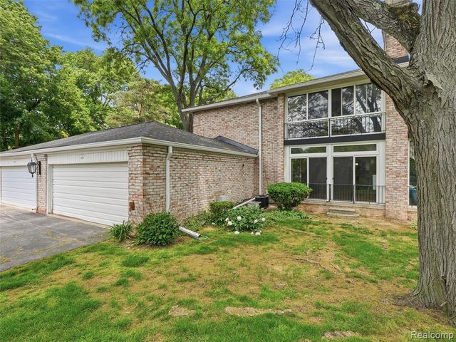 1735 Tiverton Road 10, Bloomfield Hills, MI 48304