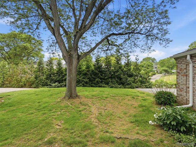 1735 Tiverton Road 10, Bloomfield Hills, MI 48304