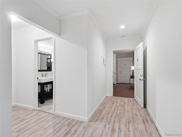 1735 Tiverton Road 10, Bloomfield Hills, MI 48304