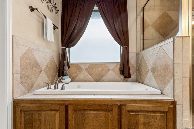 1353 HUNTERS CT, Seguin, TX 78155