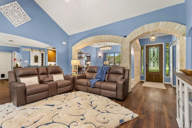 1353 HUNTERS CT, Seguin, TX 78155