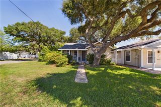 718 N Live Oak St, Rockport, TX 78382