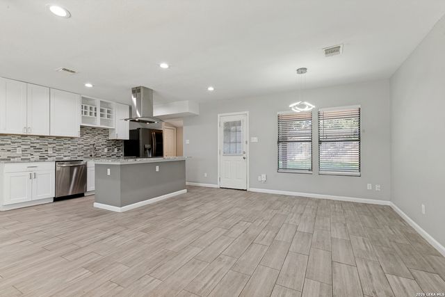 211 BEVERLY DR, San Antonio, TX 78228