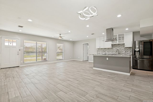 211 BEVERLY DR, San Antonio, TX 78228