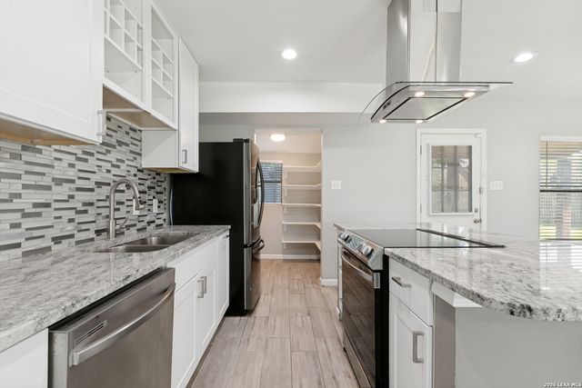 211 BEVERLY DR, San Antonio, TX 78228