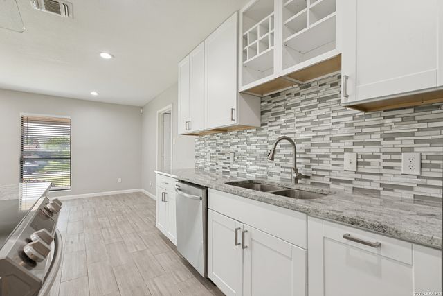 211 BEVERLY DR, San Antonio, TX 78228