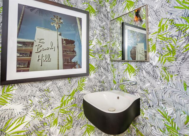 33 Hildreth Street, Southampton, NY 11968