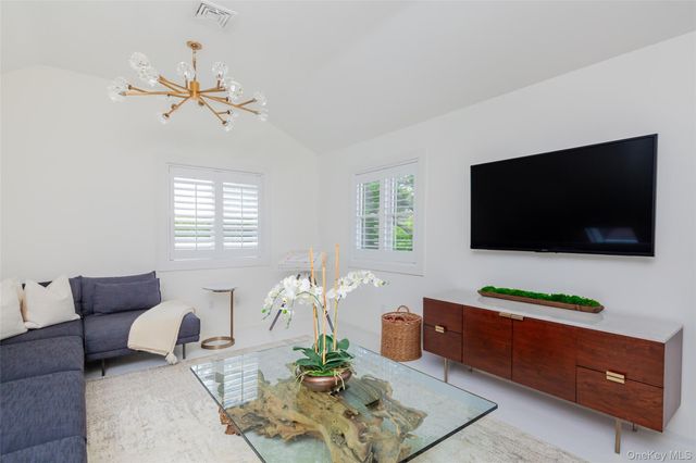 33 Hildreth Street, Southampton, NY 11968