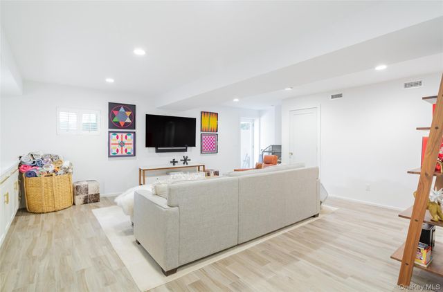 33 Hildreth Street, Southampton, NY 11968