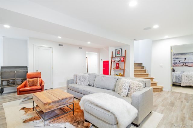 33 Hildreth Street, Southampton, NY 11968