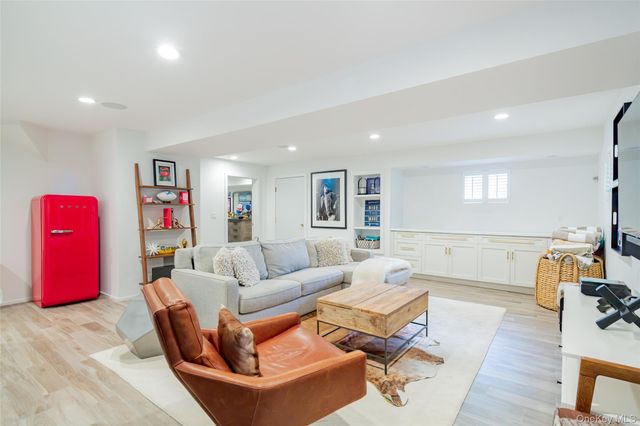 33 Hildreth Street, Southampton, NY 11968