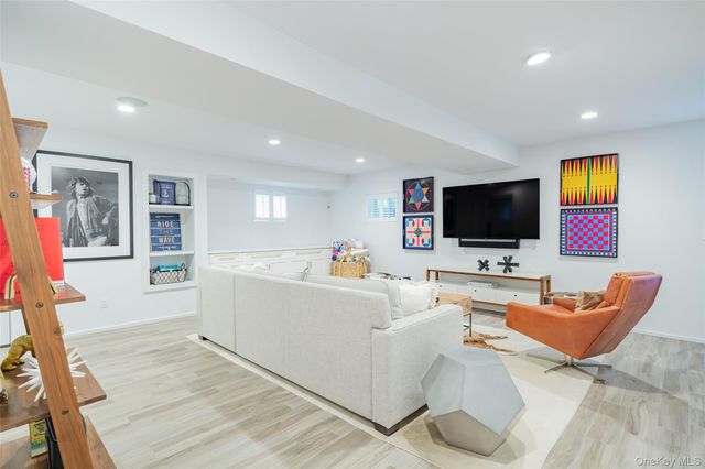 33 Hildreth Street, Southampton, NY 11968