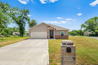 402 ROBBINS Street, Cleburne, TX 76031