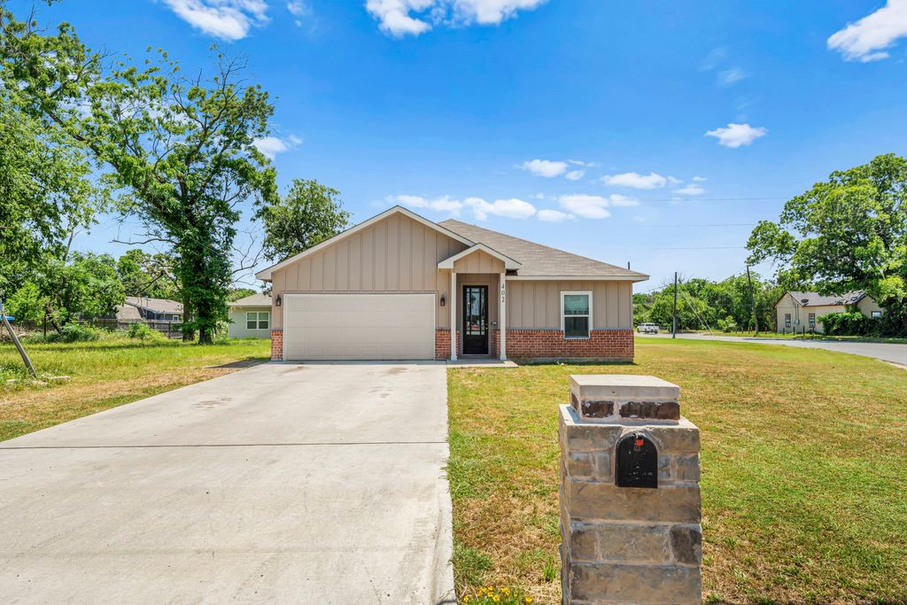 402 ROBBINS Street, Cleburne, TX 76031