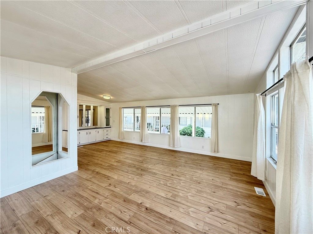 Image 11 of property listing at 3595 Santa Fe Avenue 213, Long Beach, CA 90810