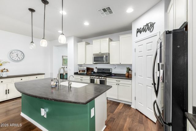 1656 W CAVEDALE Drive, Phoenix, AZ 85085