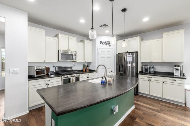 1656 W CAVEDALE Drive, Phoenix, AZ 85085