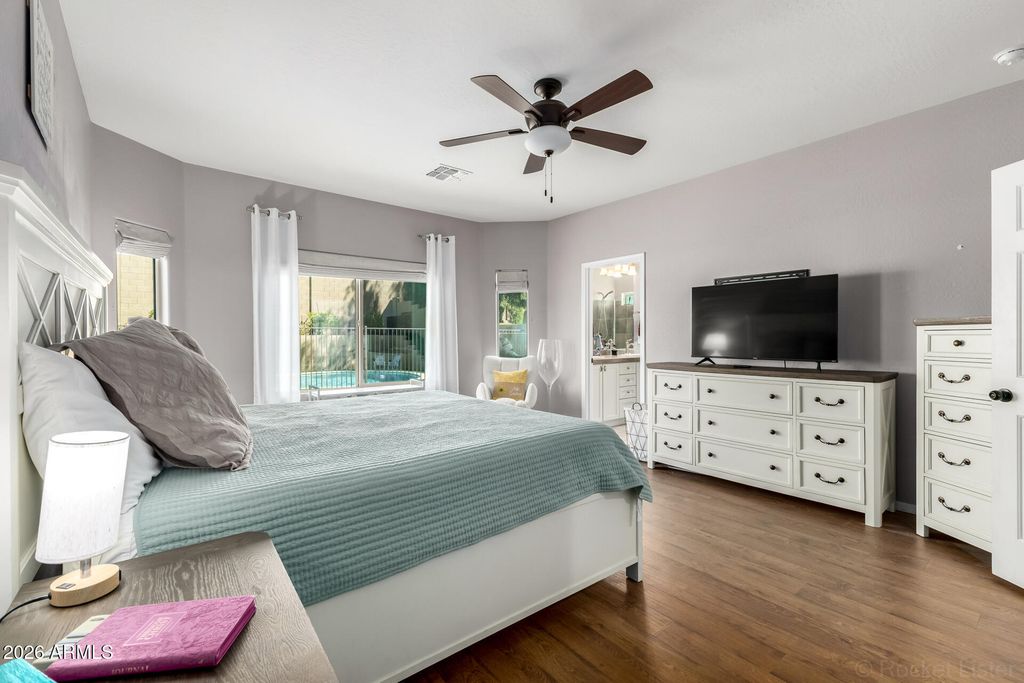 Image 10 of property listing at 1656 W CAVEDALE Drive, Phoenix, AZ 85085