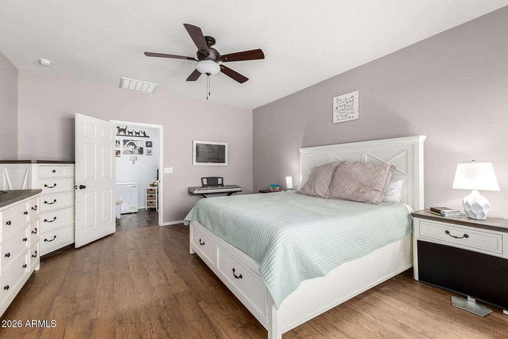 Image 11 of property listing at 1656 W CAVEDALE Drive, Phoenix, AZ 85085