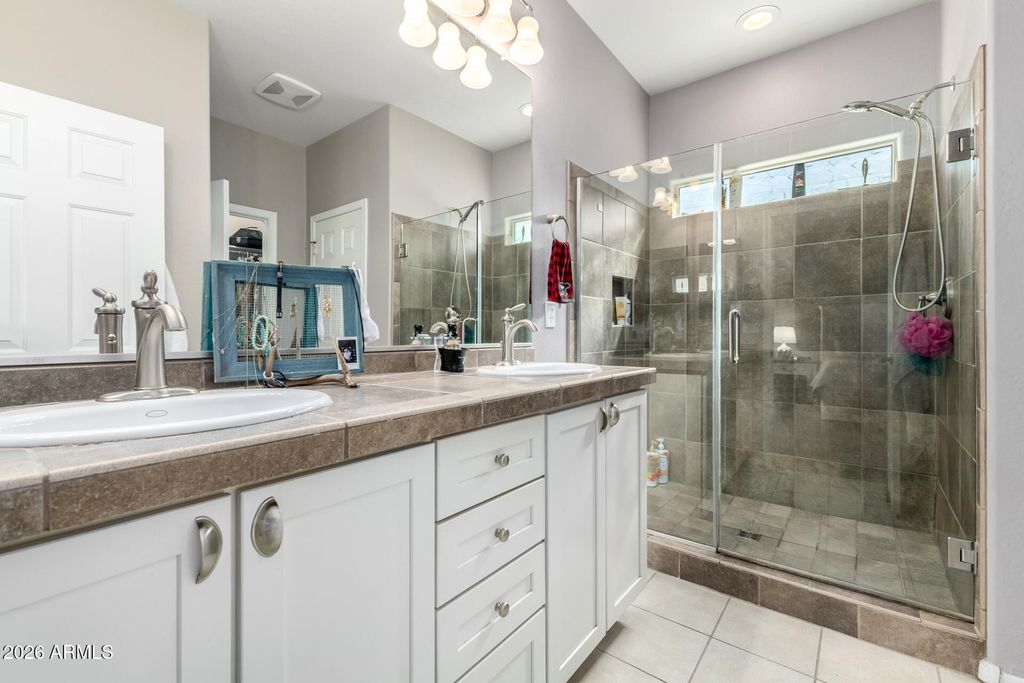 Image 12 of property listing at 1656 W CAVEDALE Drive, Phoenix, AZ 85085