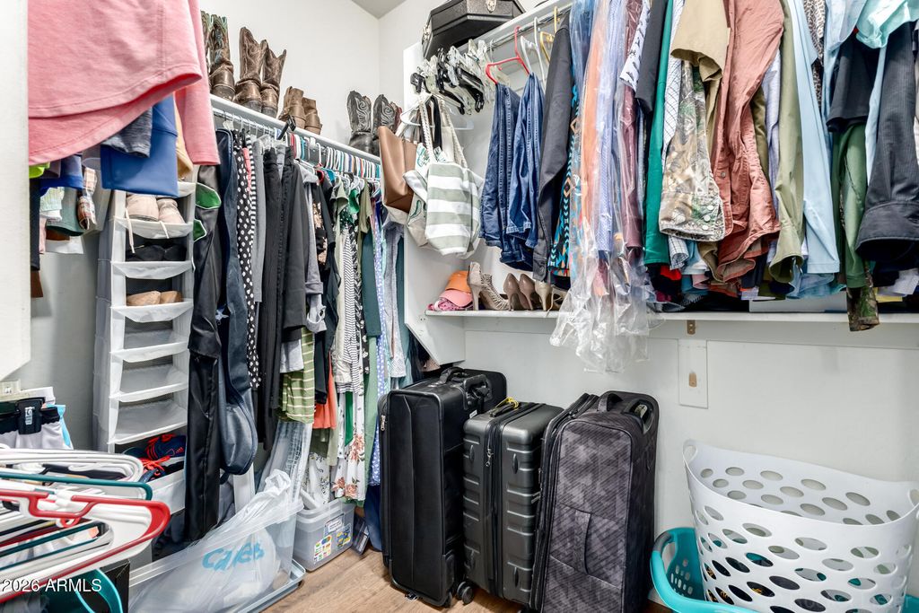 Image 13 of property listing at 1656 W CAVEDALE Drive, Phoenix, AZ 85085