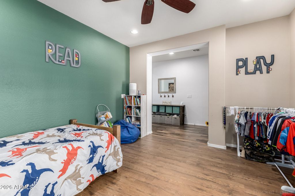 Image 15 of property listing at 1656 W CAVEDALE Drive, Phoenix, AZ 85085