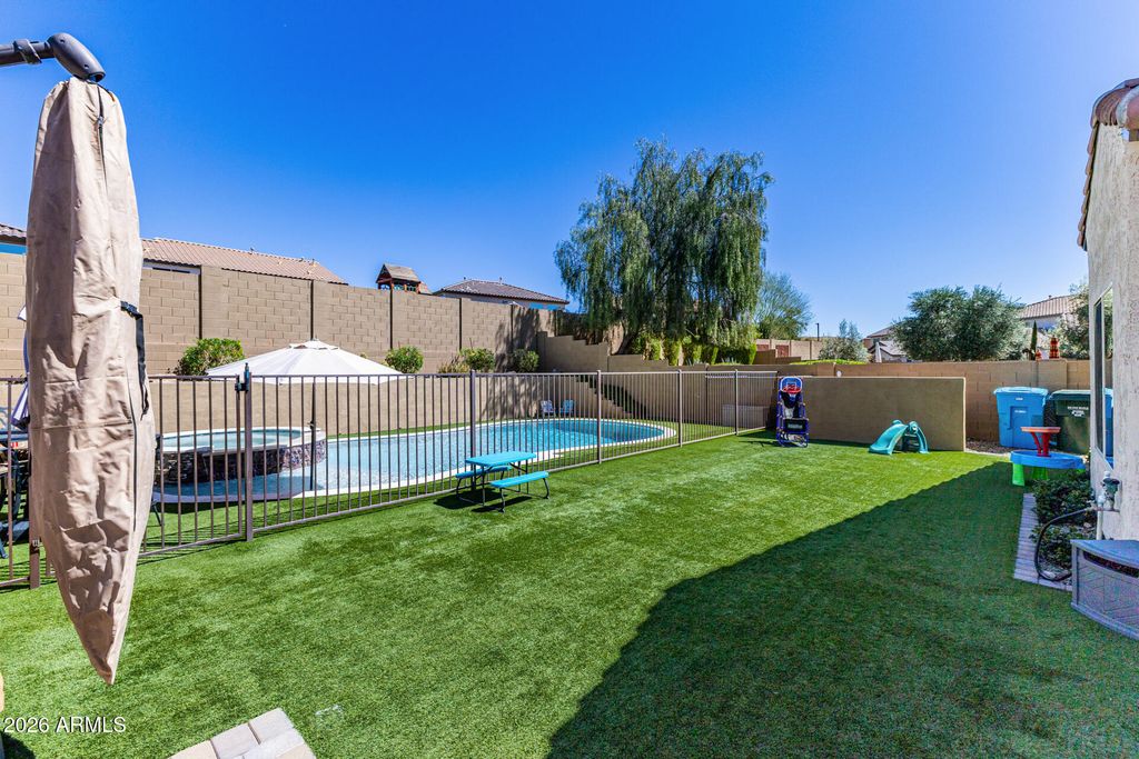 Image 22 of property listing at 1656 W CAVEDALE Drive, Phoenix, AZ 85085