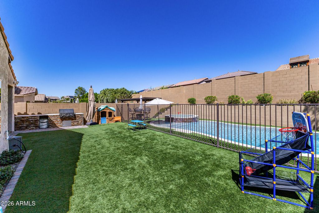 Image 23 of property listing at 1656 W CAVEDALE Drive, Phoenix, AZ 85085