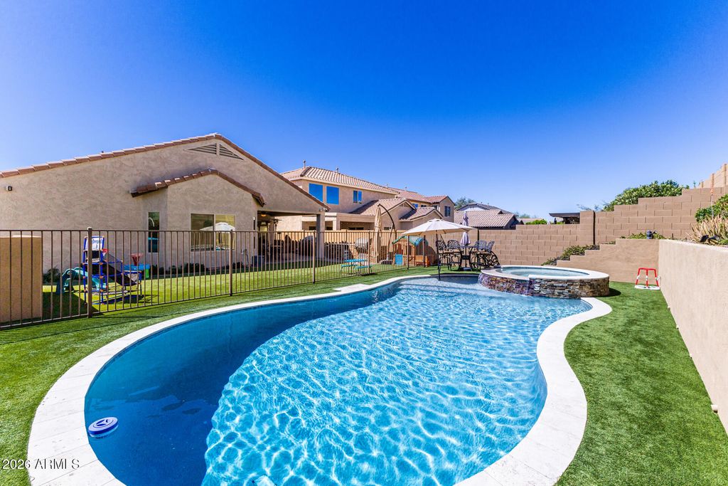 Image 24 of property listing at 1656 W CAVEDALE Drive, Phoenix, AZ 85085