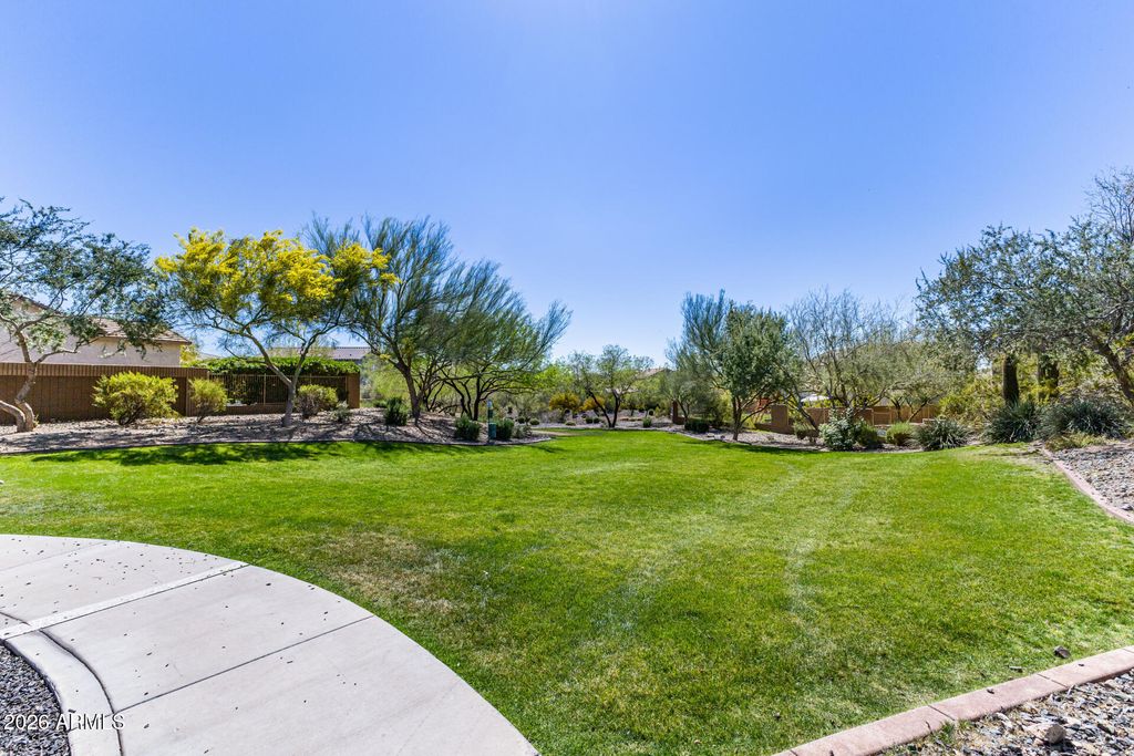 Image 34 of property listing at 1656 W CAVEDALE Drive, Phoenix, AZ 85085