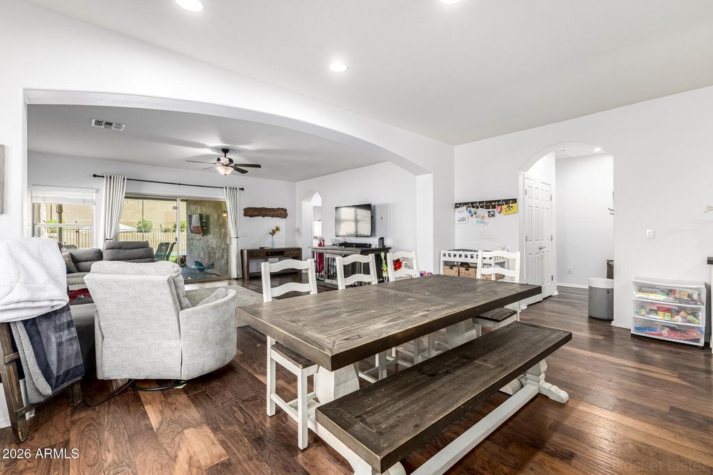 Image 5 of property listing at 1656 W CAVEDALE Drive, Phoenix, AZ 85085