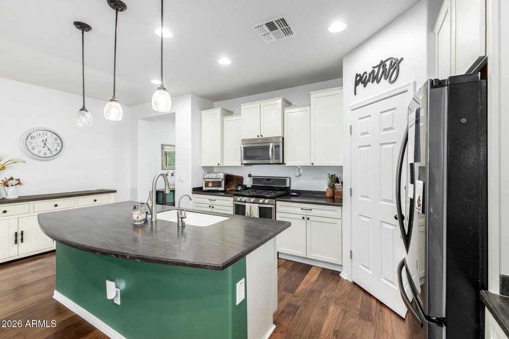 Image 7 of property listing at 1656 W CAVEDALE Drive, Phoenix, AZ 85085