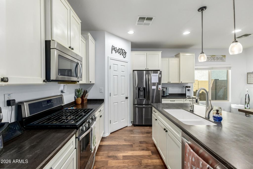 Image 9 of property listing at 1656 W CAVEDALE Drive, Phoenix, AZ 85085