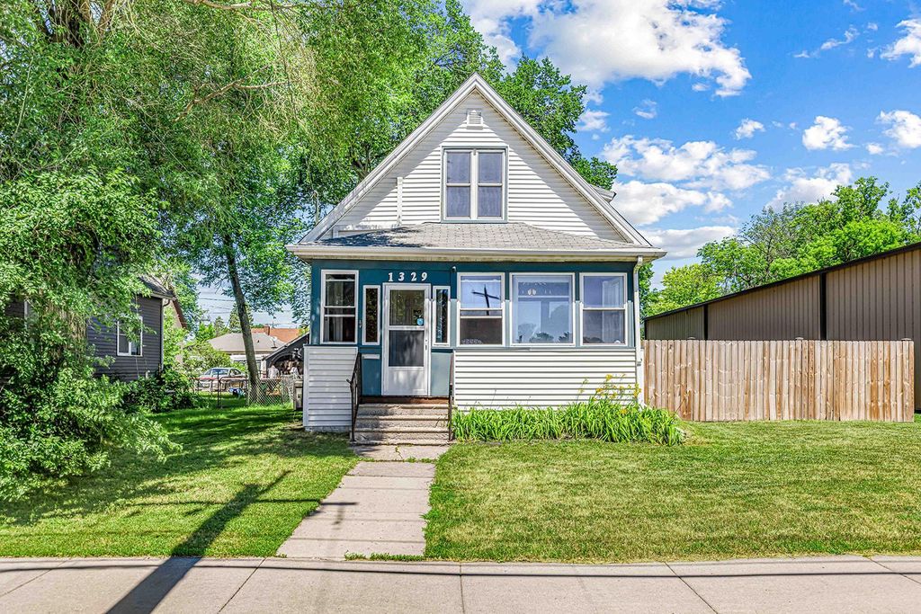 1329 1st Avenue N, Fargo, ND 58102