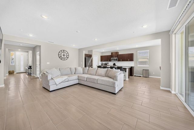 987 Groveland Avenue W, Madera, CA 93636