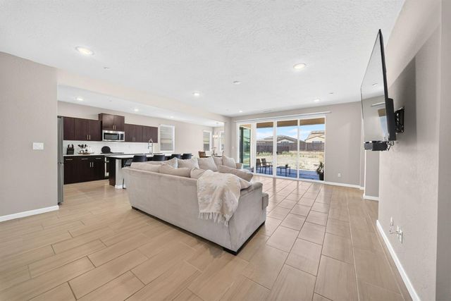 987 Groveland Avenue W, Madera, CA 93636