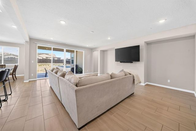 987 Groveland Avenue W, Madera, CA 93636
