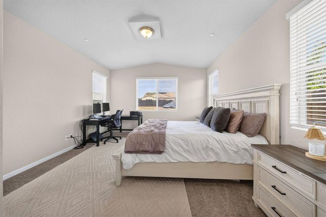 987 Groveland Avenue W, Madera, CA 93636