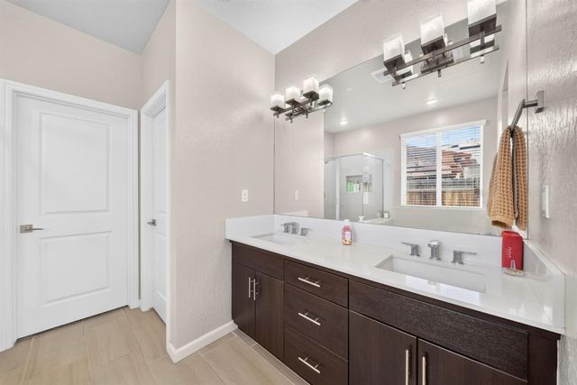 987 Groveland Avenue W, Madera, CA 93636