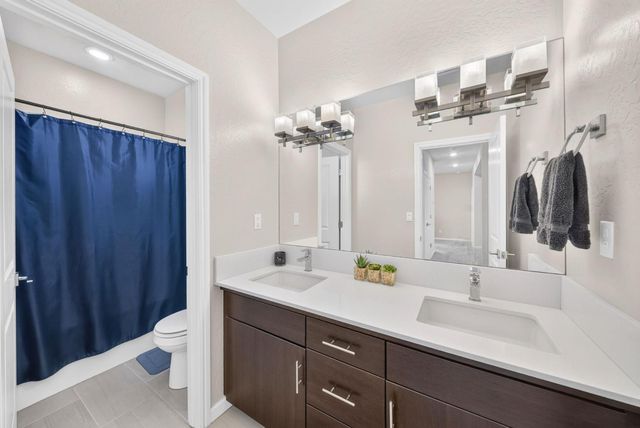 987 Groveland Avenue W, Madera, CA 93636