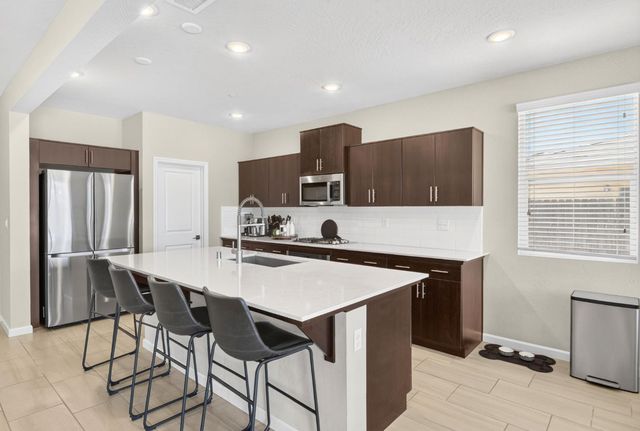 987 Groveland Avenue W, Madera, CA 93636