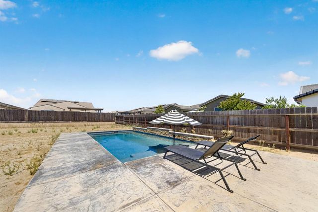 987 Groveland Avenue W, Madera, CA 93636