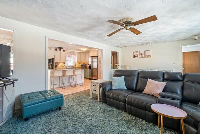 1 Stagecoach Drive, Sandown, NH 03873