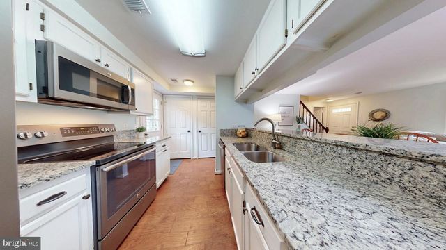 12806 FANTASIA DR, Herndon, VA 20170