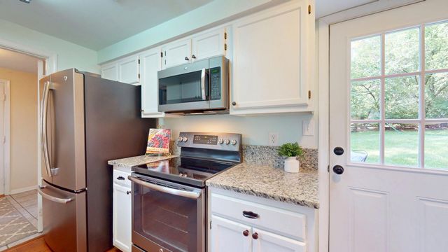 12806 FANTASIA DR, Herndon, VA 20170