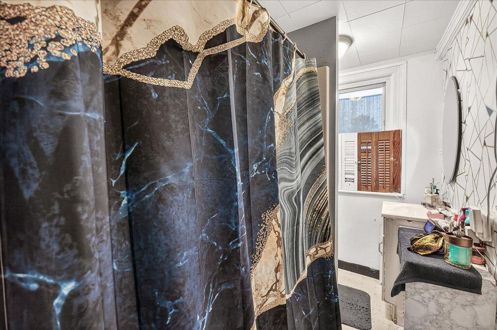 Image 12 of property listing at 907 W WASHINGTON ST W, Hagerstown, MD 21740