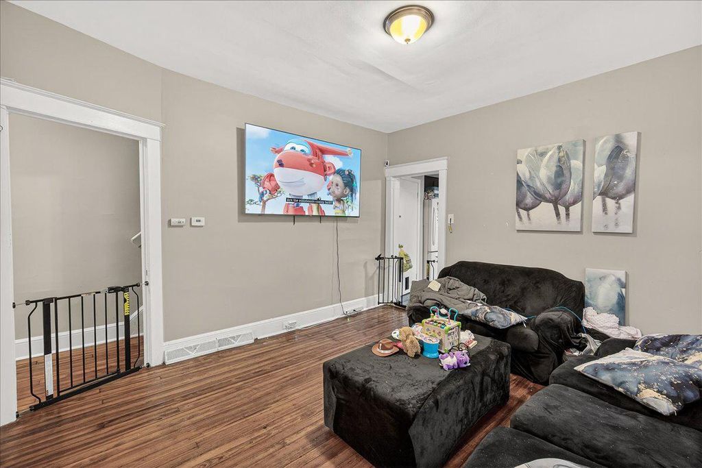 Image 4 of property listing at 907 W WASHINGTON ST W, Hagerstown, MD 21740